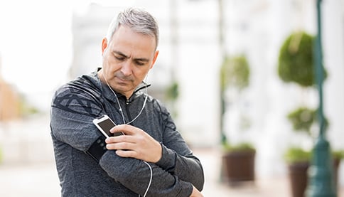 Man-Setting-Phone-Before-Jog_03