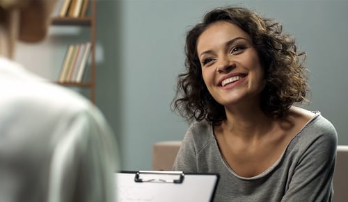 Young happy lady talking with psychologist_