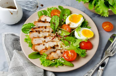 healthy-salad-nordic-chicken-eggs-spinach